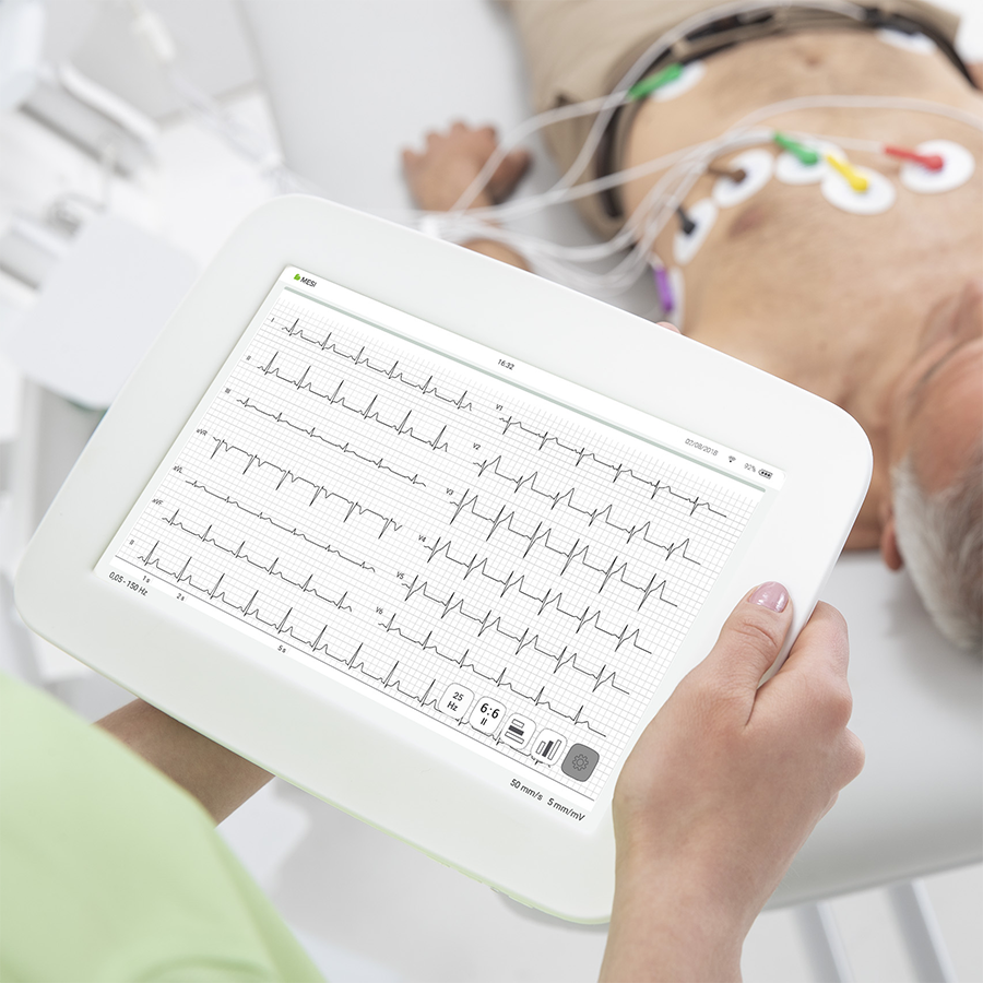 Læge der måler EKG med Mesi ECG tablet